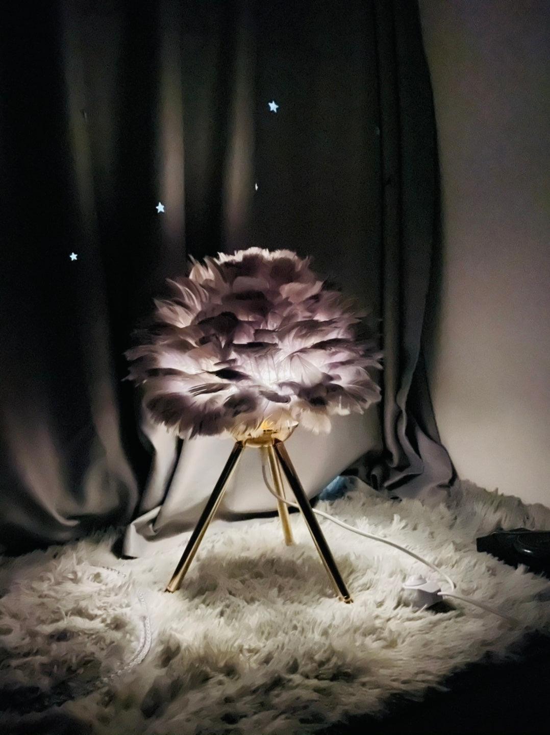 Nilo lámpara de mesa con detalles de pluma en estilo femenino