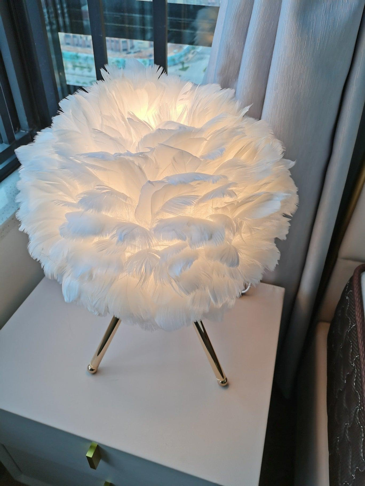 Nilo lámpara de mesa con detalles de pluma en estilo femenino