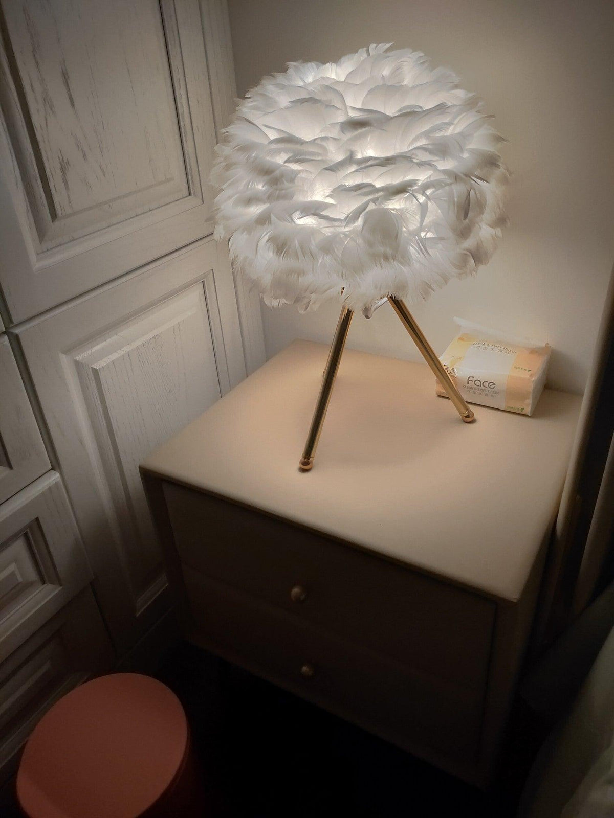 Nilo lámpara de mesa con detalles de pluma en estilo femenino