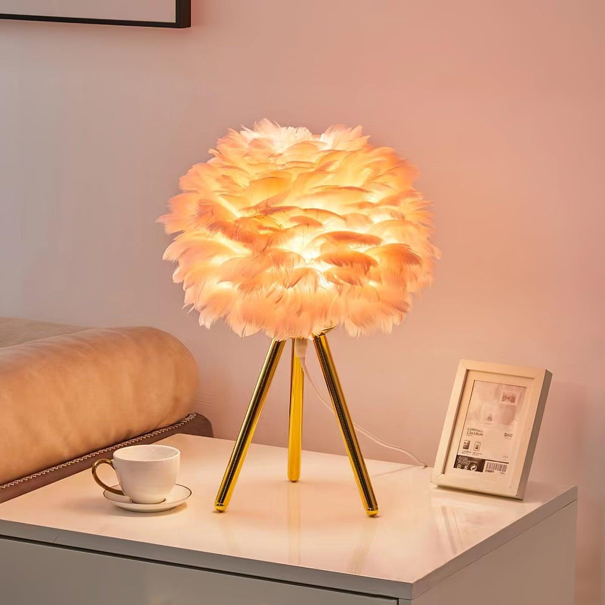 Nilo lámpara de mesa con detalles de pluma en estilo femenino