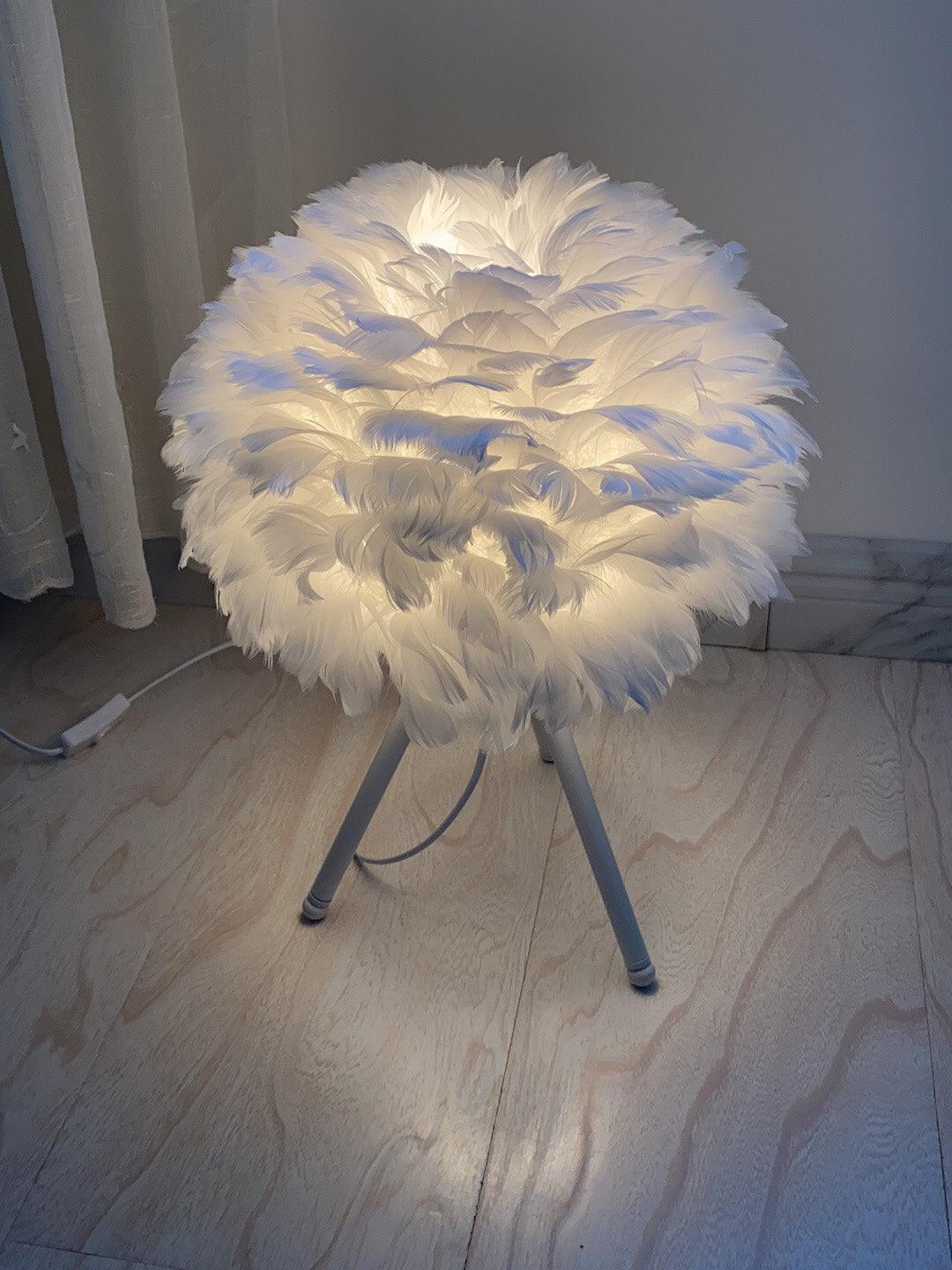 Nilo lámpara de mesa con detalles de pluma en estilo femenino