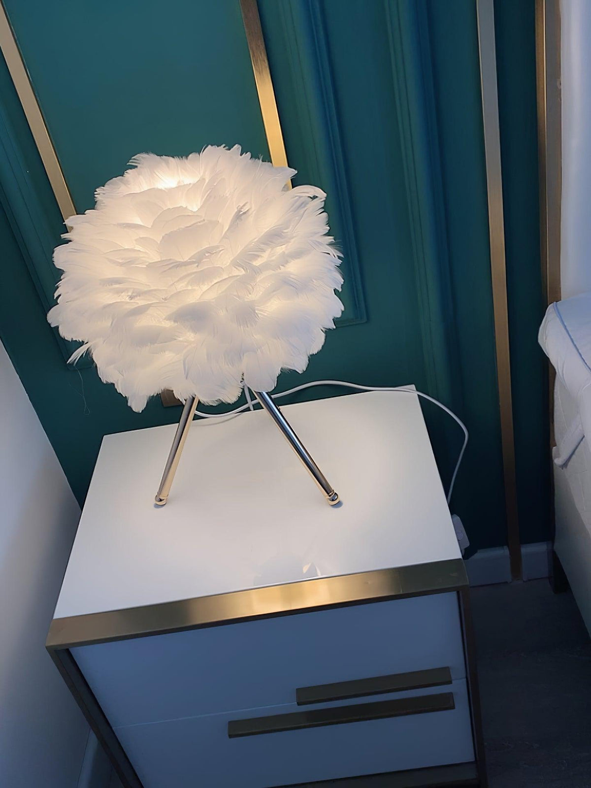 Nilo lámpara de mesa con detalles de pluma en estilo femenino