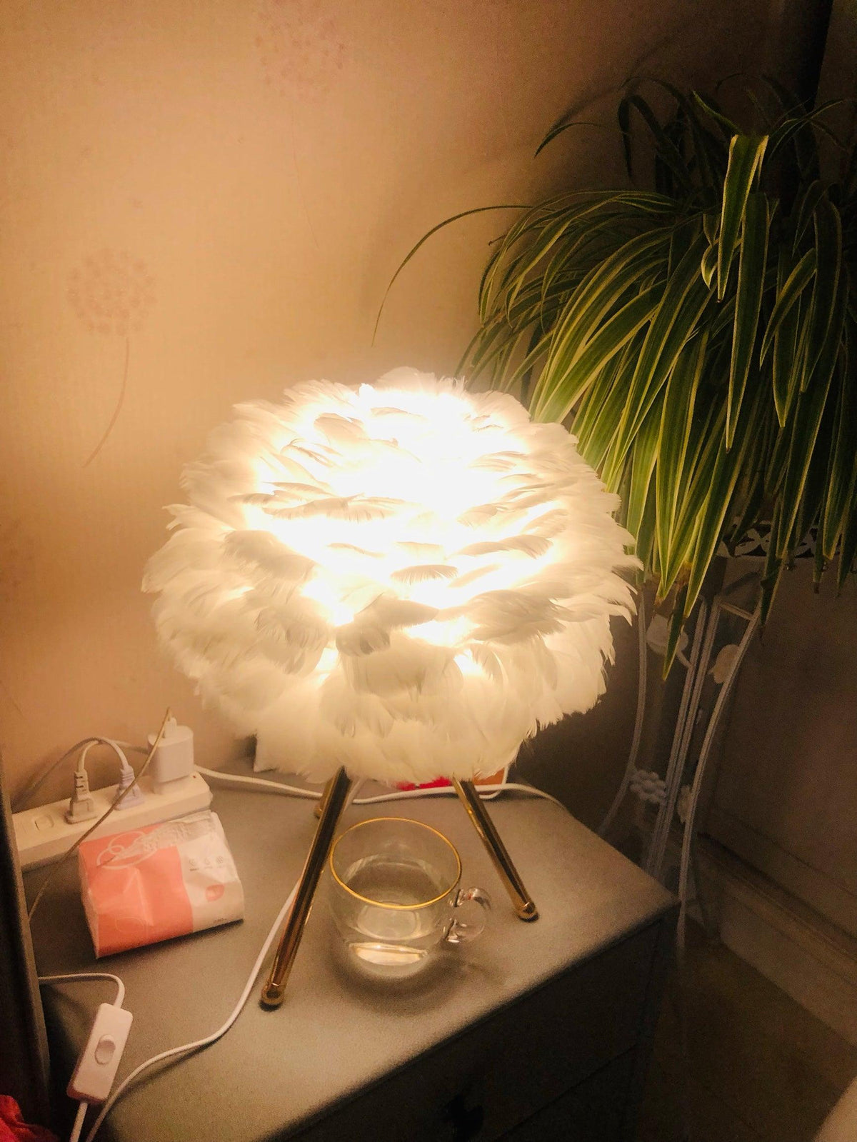 Nilo lámpara de mesa con detalles de pluma en estilo femenino