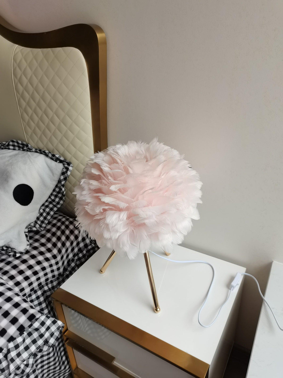 Nilo lámpara de mesa con detalles de pluma en estilo femenino