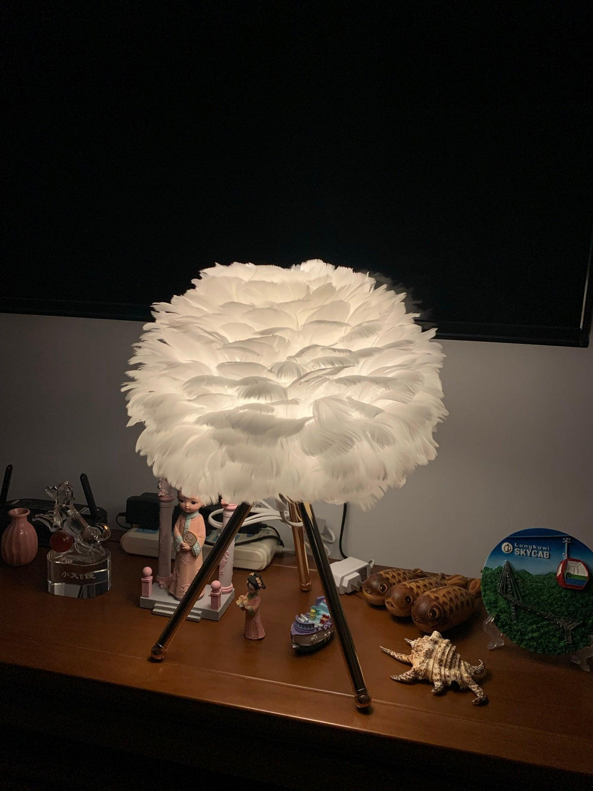 Nilo lámpara de mesa con detalles de pluma en estilo femenino