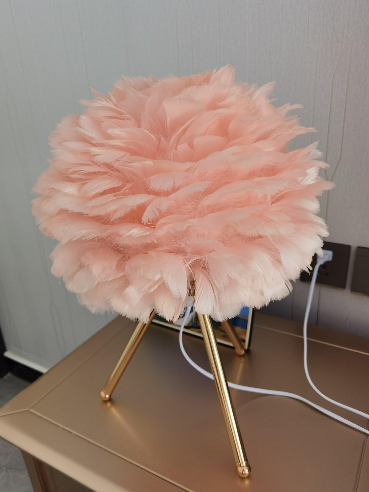 Nilo lámpara de mesa con detalles de pluma en estilo femenino