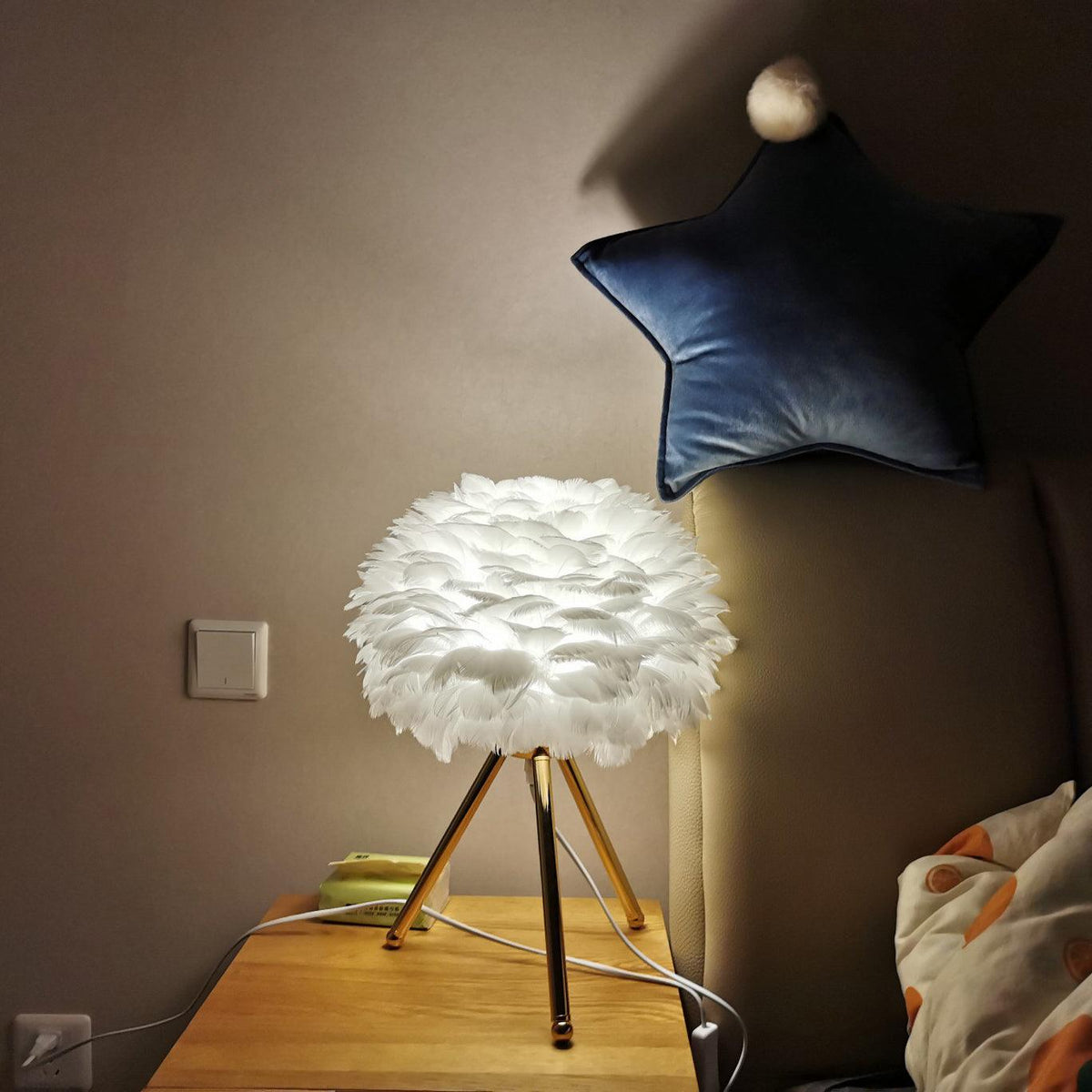 Nilo lámpara de mesa con detalles de pluma en estilo femenino