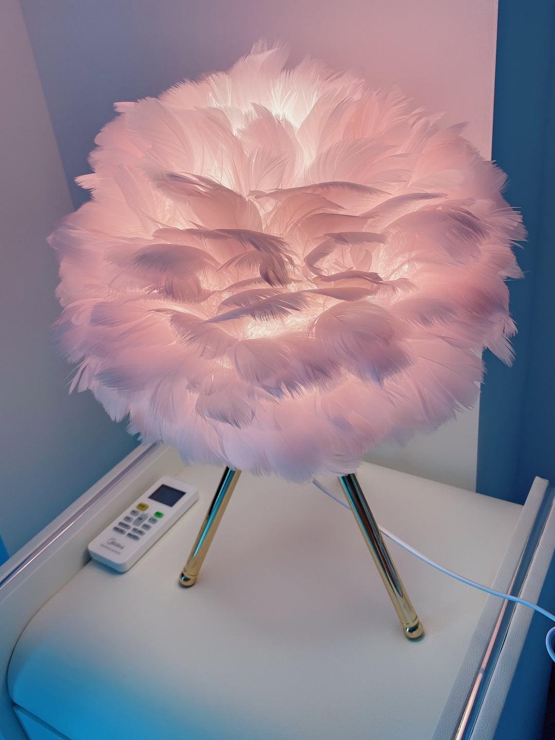 Nilo lámpara de mesa con detalles de pluma en estilo femenino