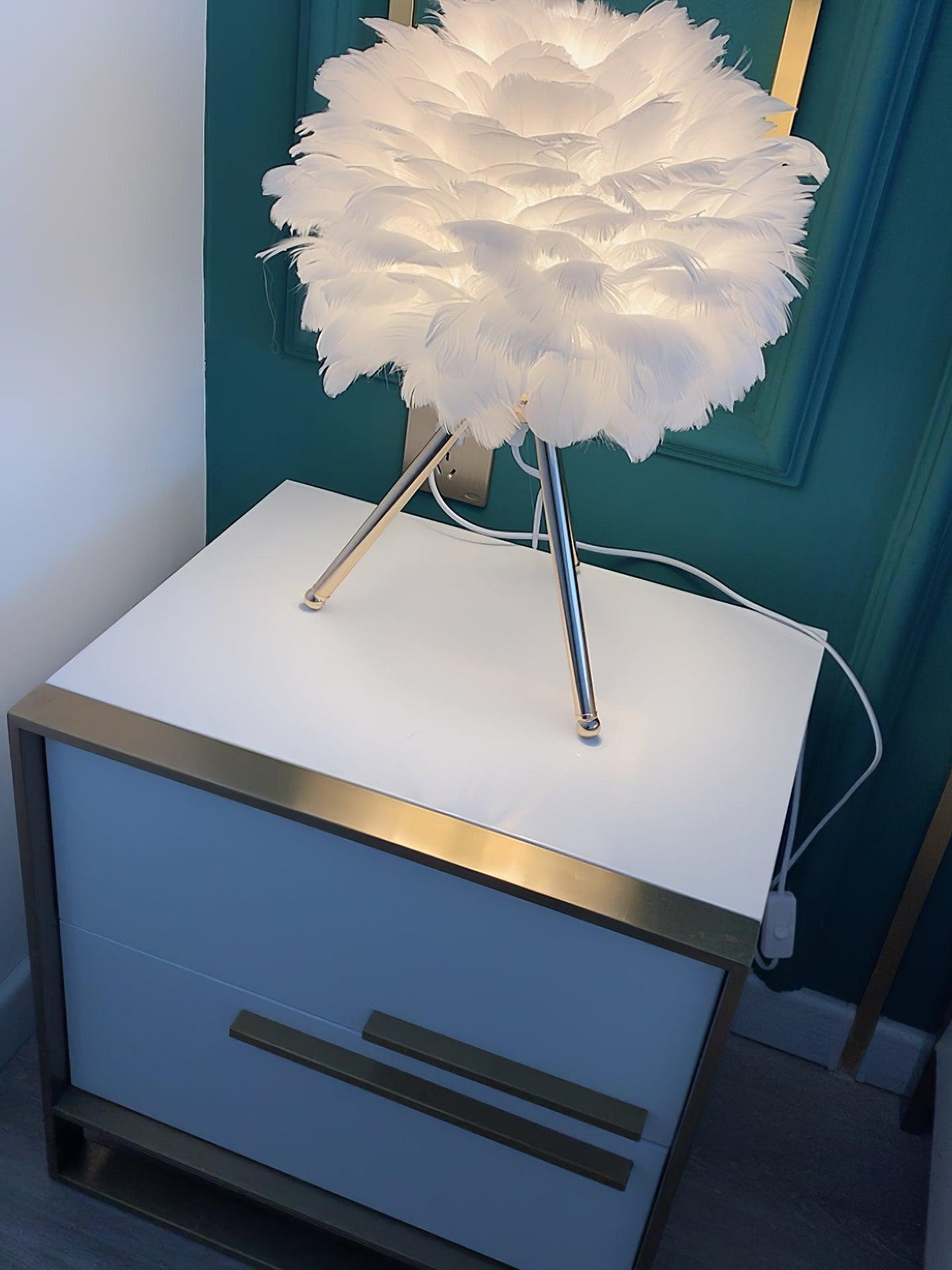 Nilo lámpara de mesa con detalles de pluma en estilo femenino
