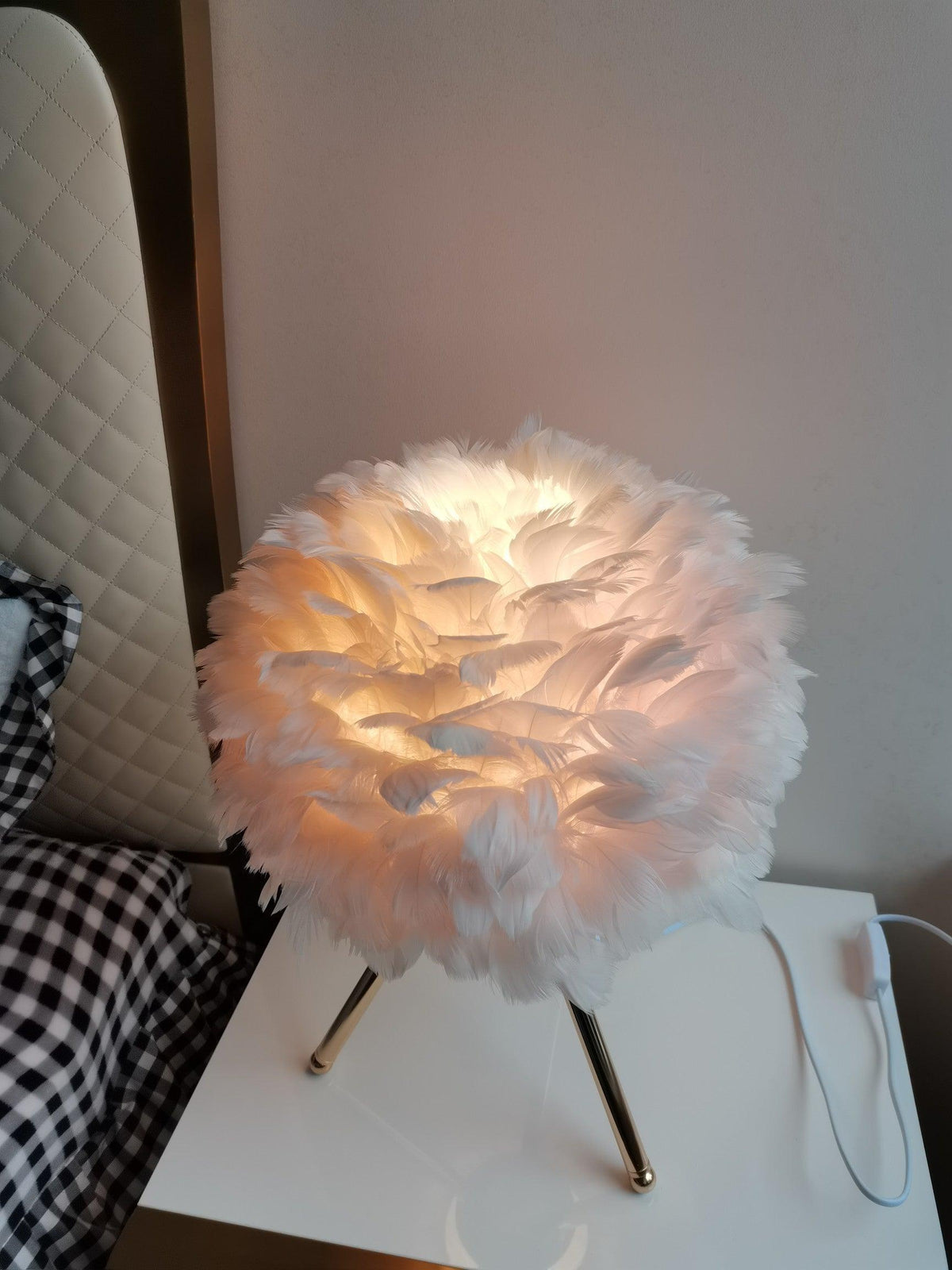 Nilo lámpara de mesa con detalles de pluma en estilo femenino