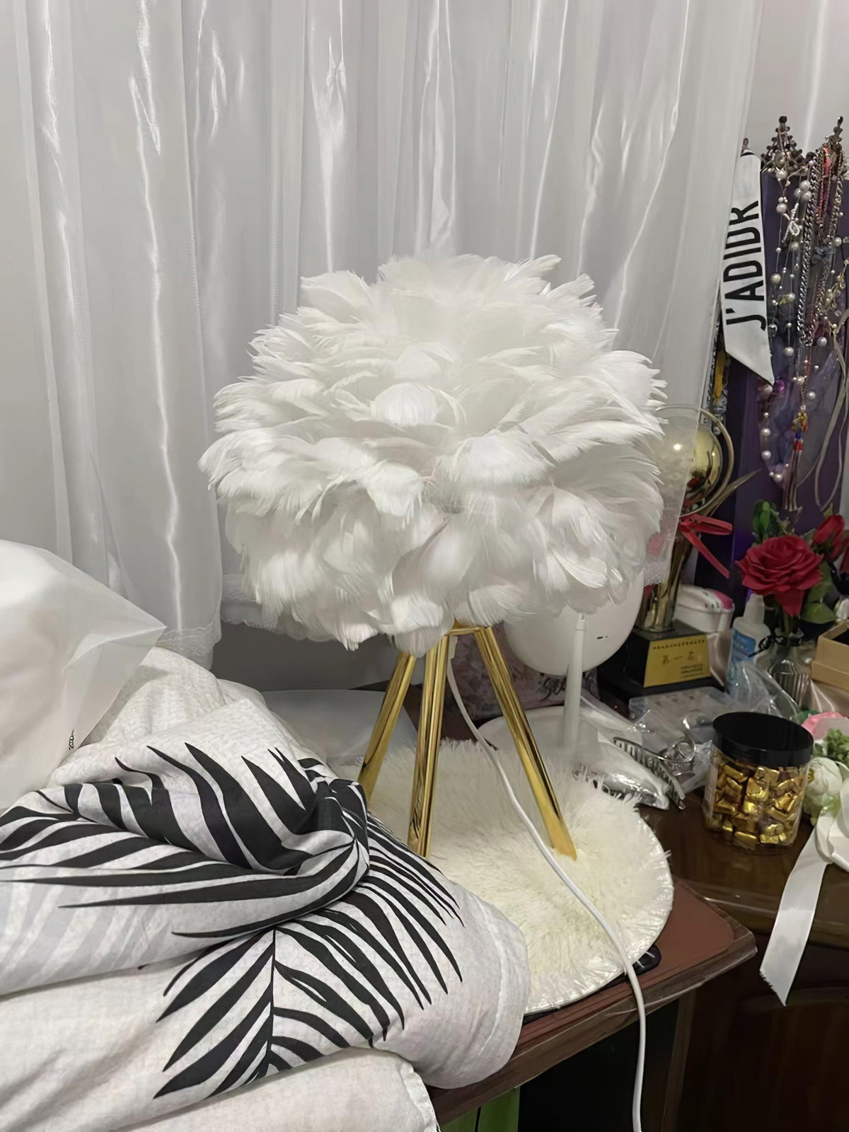 Nilo lámpara de mesa con detalles de pluma en estilo femenino