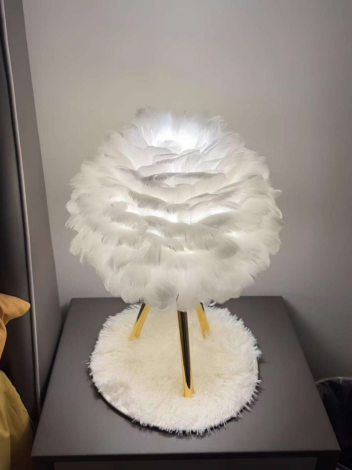 Nilo lámpara de mesa con detalles de pluma en estilo femenino