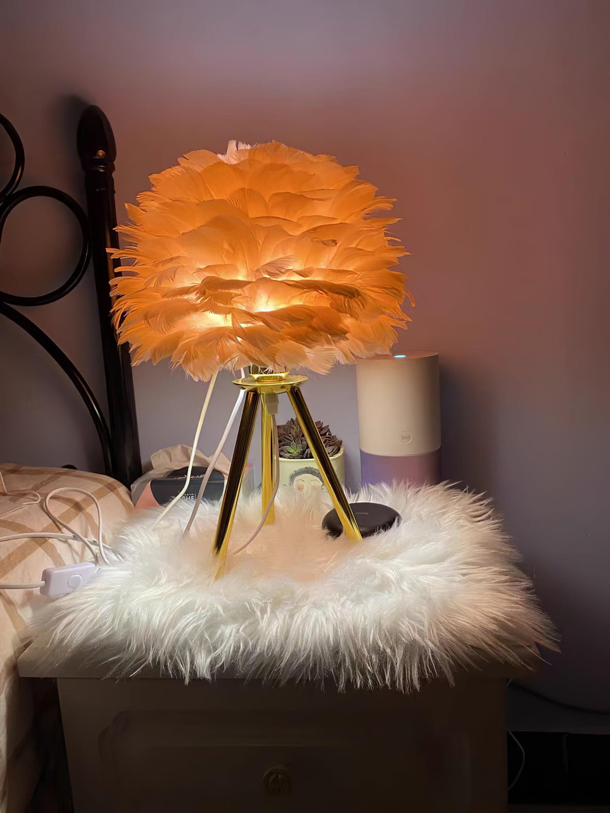 Nilo lámpara de mesa con detalles de pluma en estilo femenino