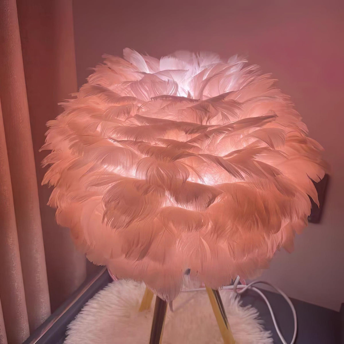 Nilo lámpara de mesa con detalles de pluma en estilo femenino