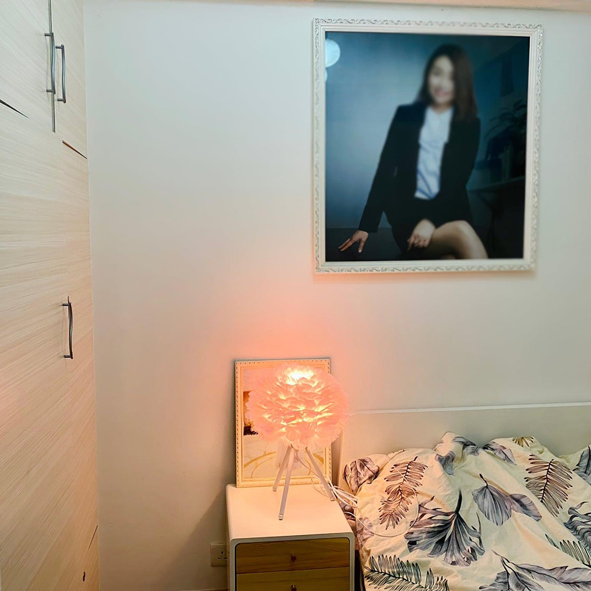 Nilo lámpara de mesa con detalles de pluma en estilo femenino