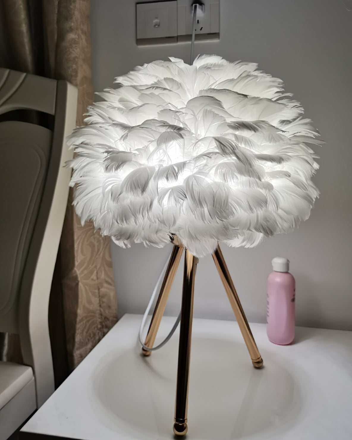 Nilo lámpara de mesa con detalles de pluma en estilo femenino