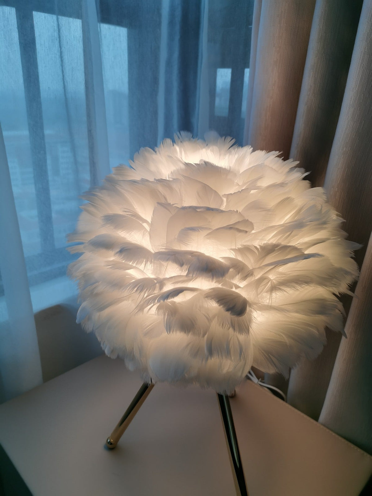 Nilo lámpara de mesa con detalles de pluma en estilo femenino