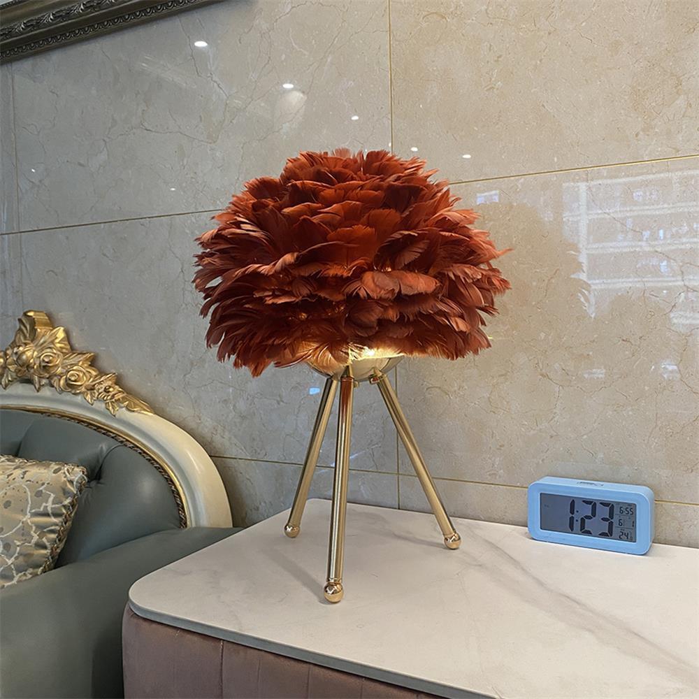 Nilo lámpara de mesa con detalles de pluma en estilo femenino