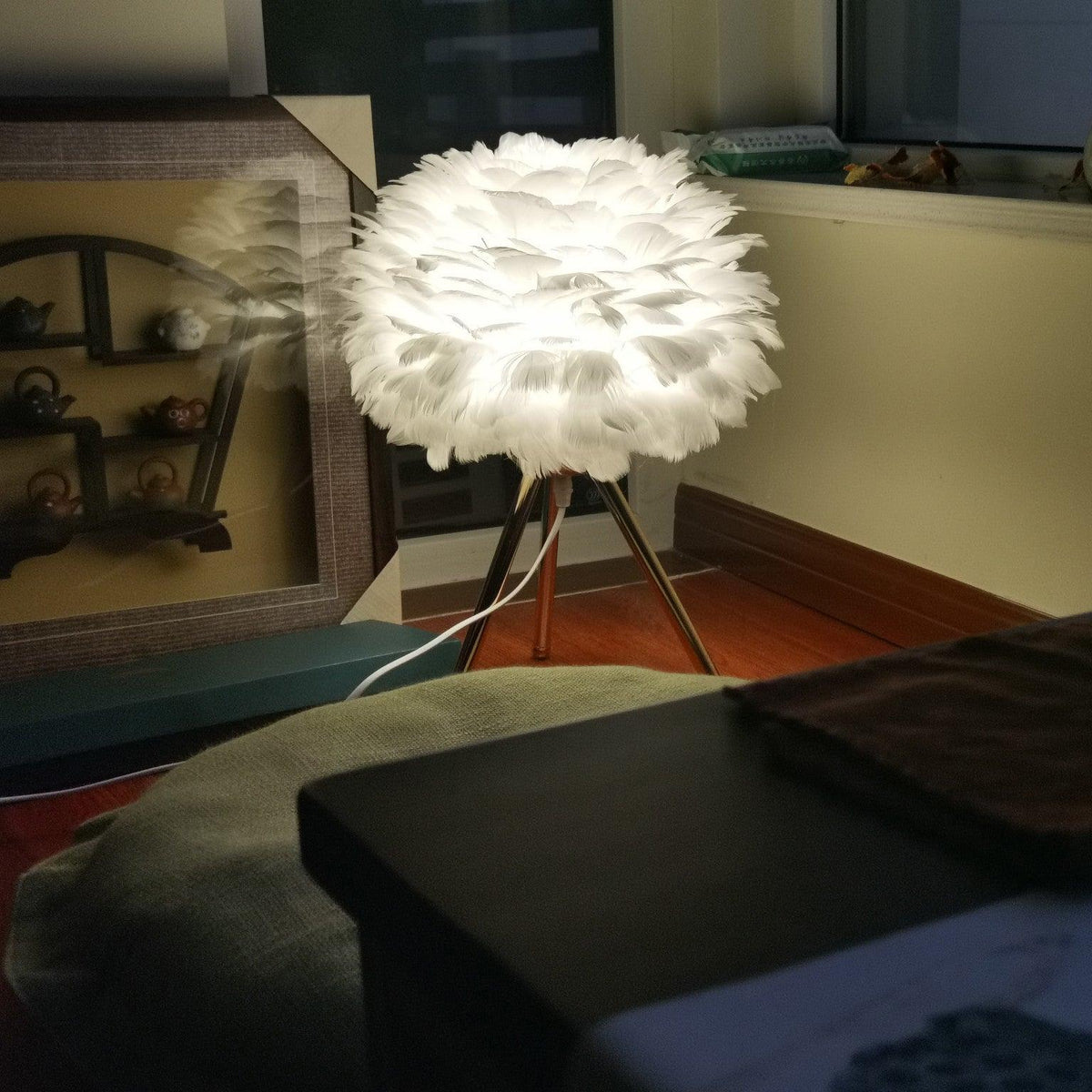 Nilo lámpara de mesa con detalles de pluma en estilo femenino