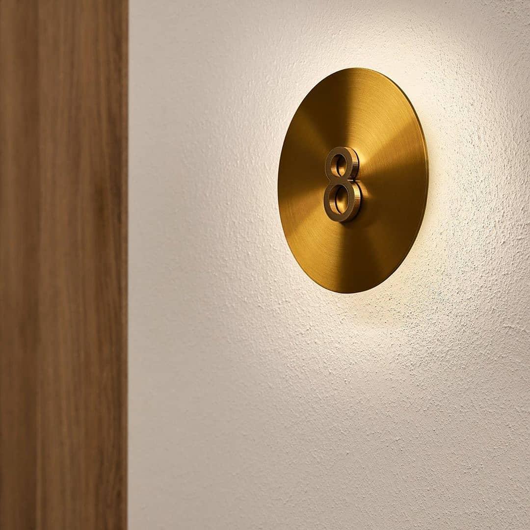 Phelan aplique de pared de latón minimalista