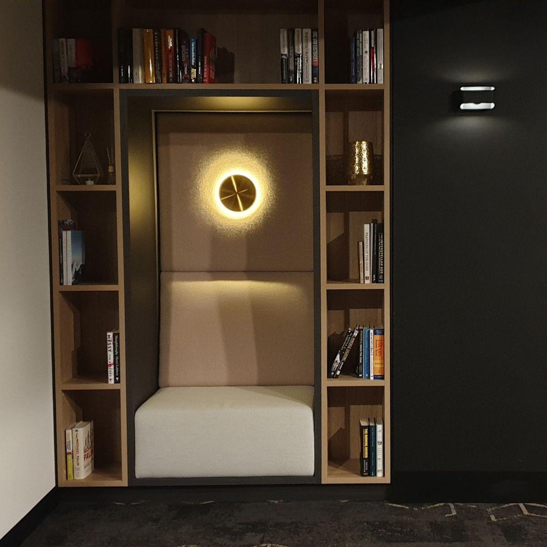 Phelan aplique de pared de latón minimalista