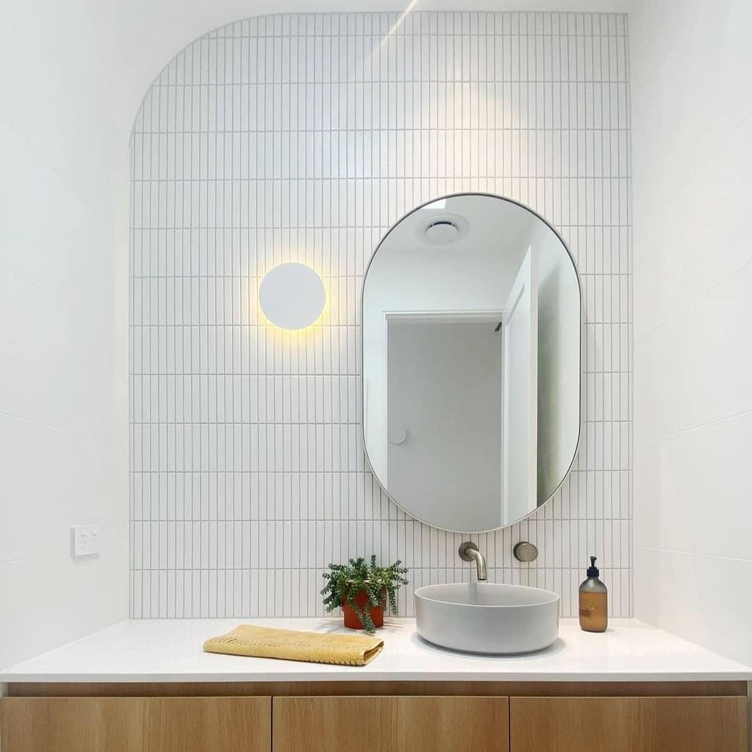 Phelan aplique de pared de latón minimalista