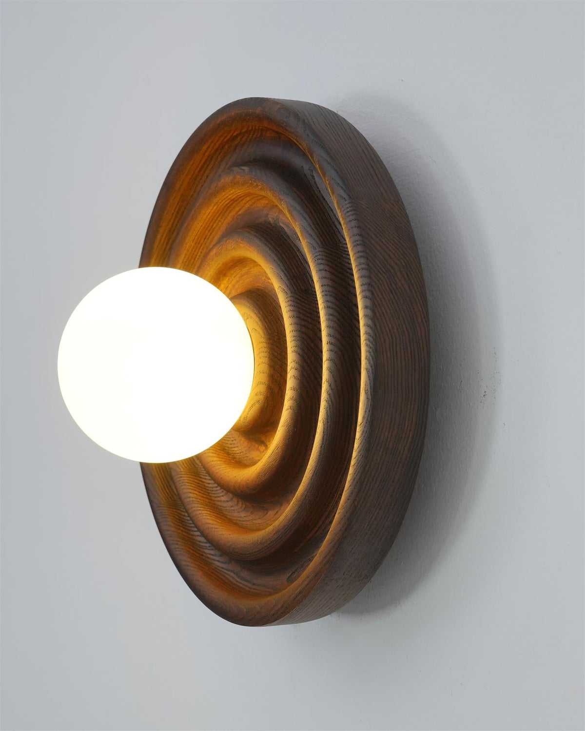 Aldinise aplique de pared efecto ondulado con cuerpo de madera de haya y cúpula de vidrio esfera