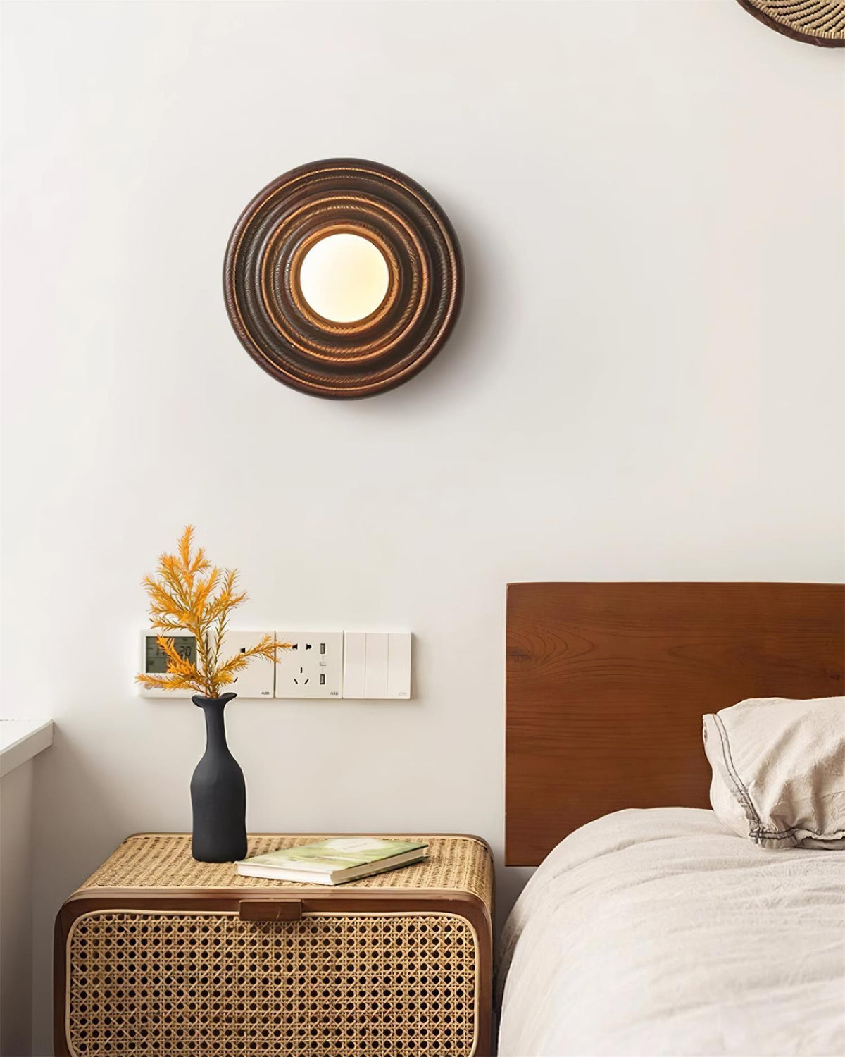 Aldinise aplique de pared efecto ondulado con cuerpo de madera de haya y cúpula de vidrio esfera