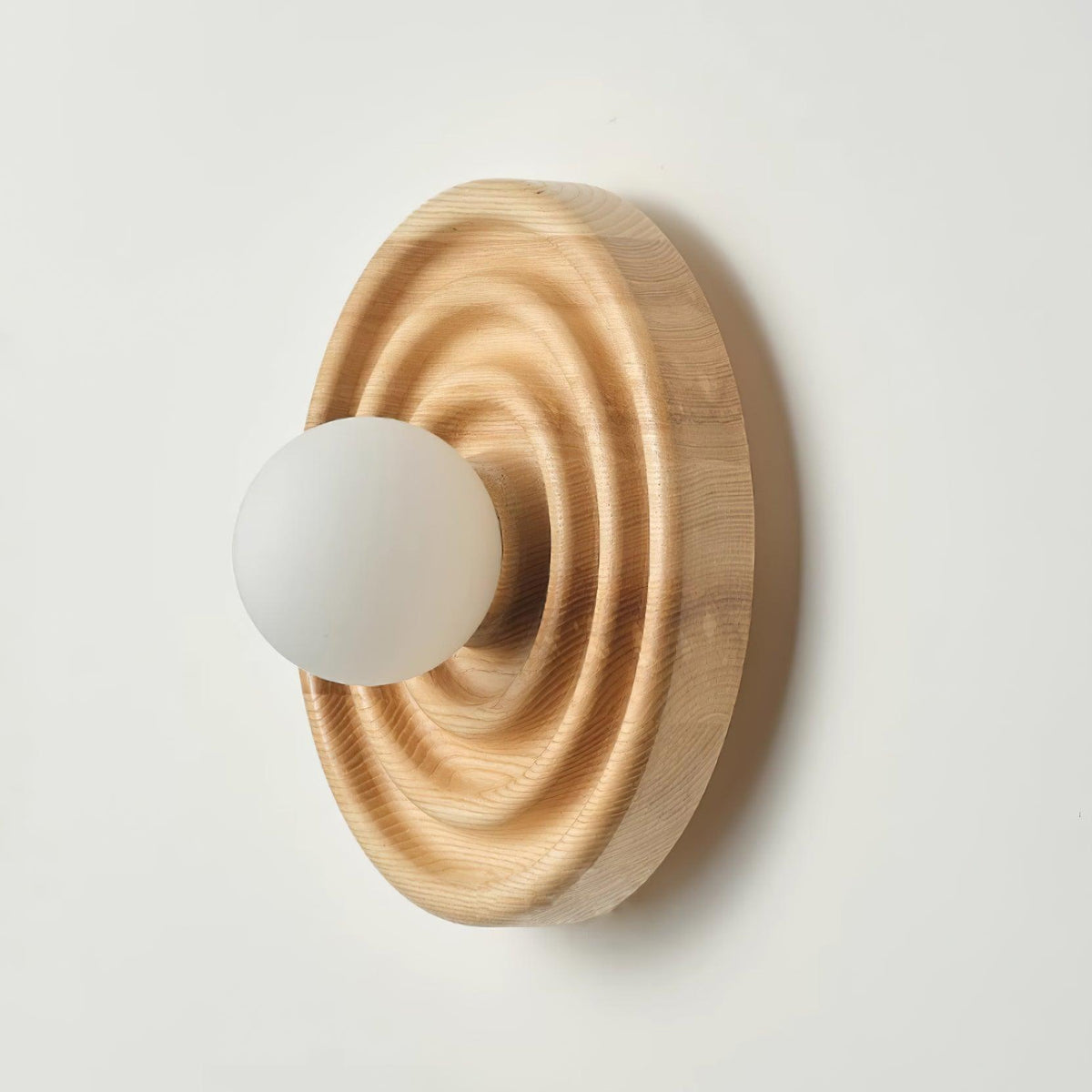Aldinise aplique de pared efecto ondulado con cuerpo de madera de haya y cúpula de vidrio esfera