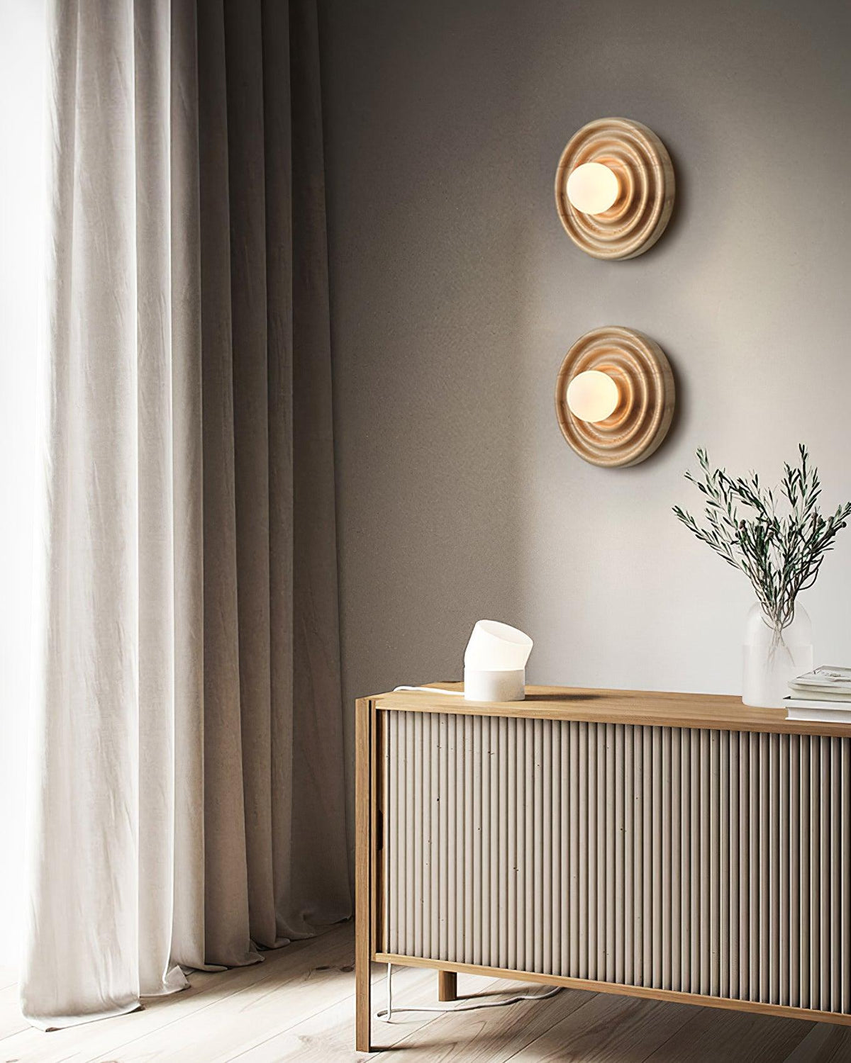 Aldinise aplique de pared efecto ondulado con cuerpo de madera de haya y cúpula de vidrio esfera