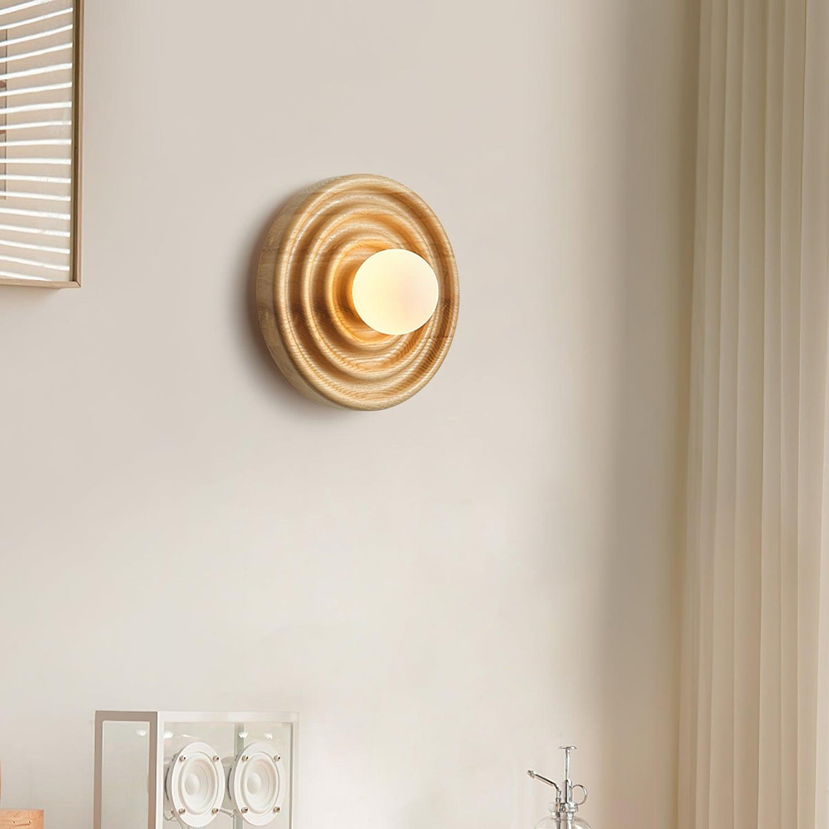 Aldinise aplique de pared efecto ondulado con cuerpo de madera de haya y cúpula de vidrio esfera
