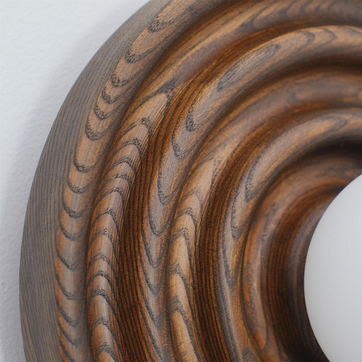 Aldinise aplique de pared efecto ondulado con cuerpo de madera de haya y cúpula de vidrio esfera