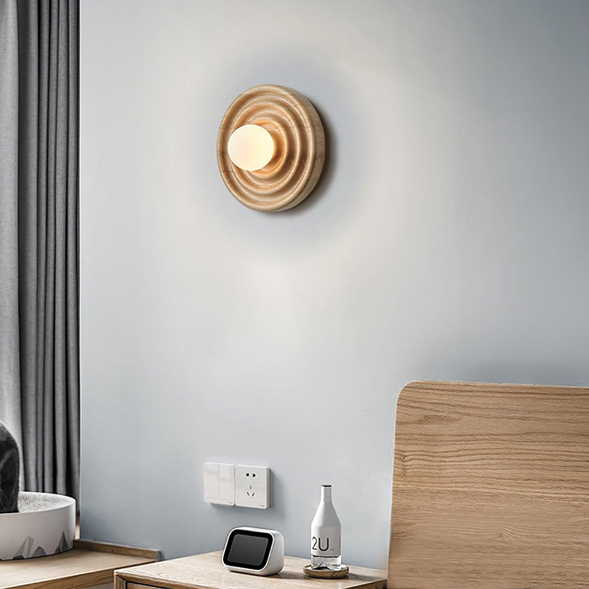 Aldinise aplique de pared efecto ondulado con cuerpo de madera de haya y cúpula de vidrio esfera