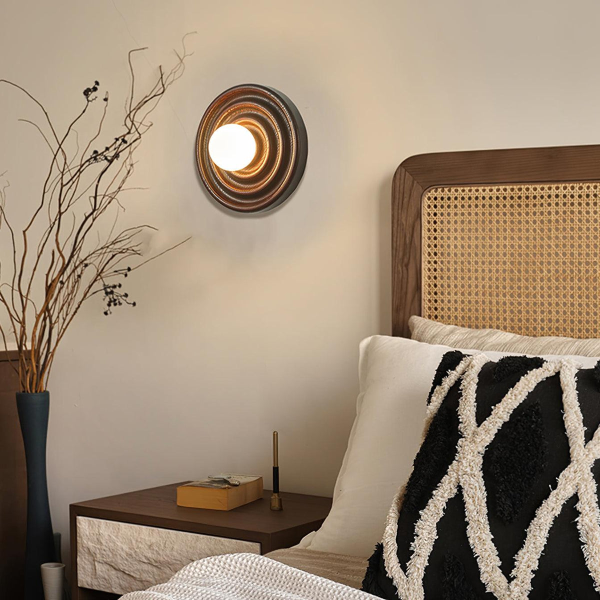 Aldinise aplique de pared efecto ondulado con cuerpo de madera de haya y cúpula de vidrio esfera