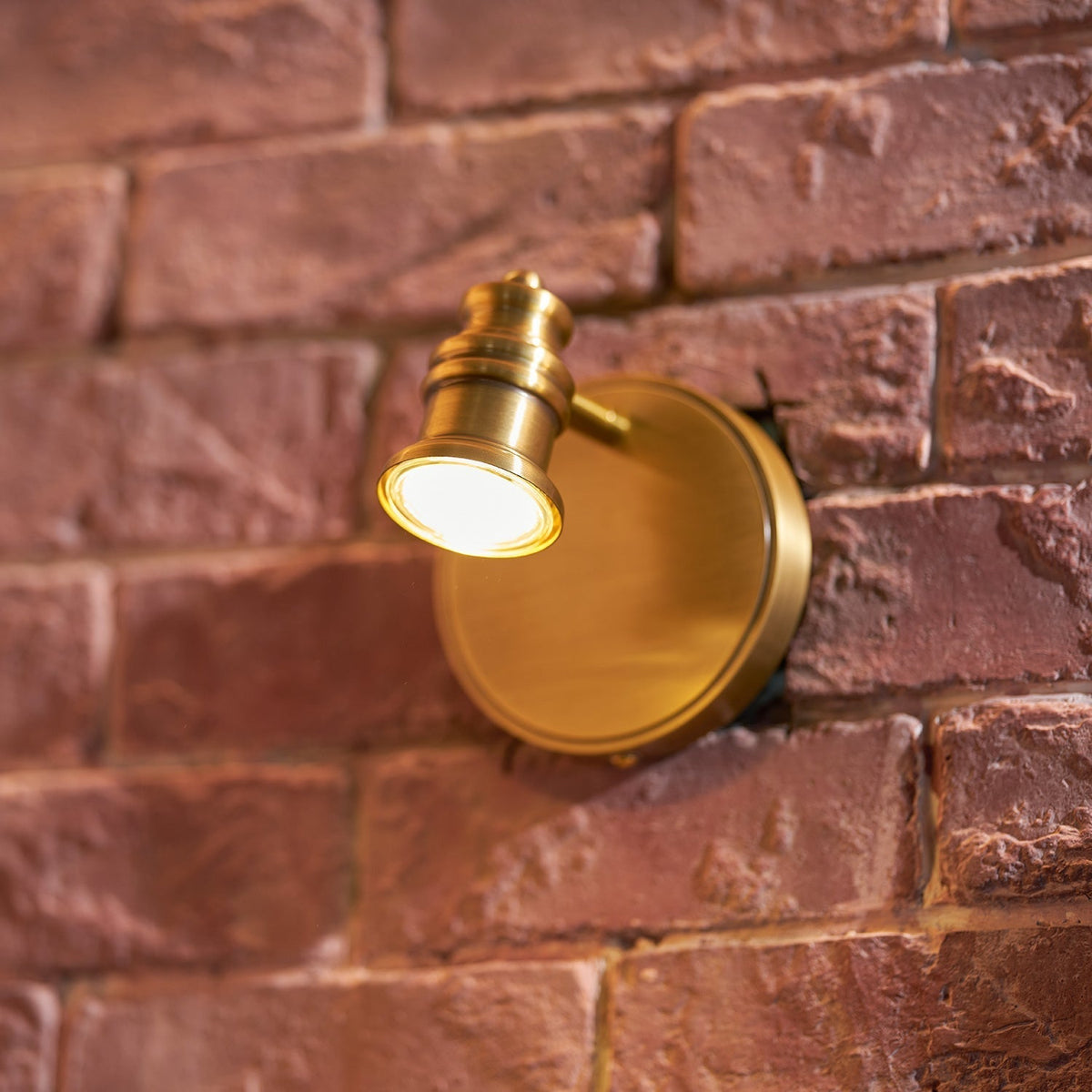 Corten aplique de pared en latón