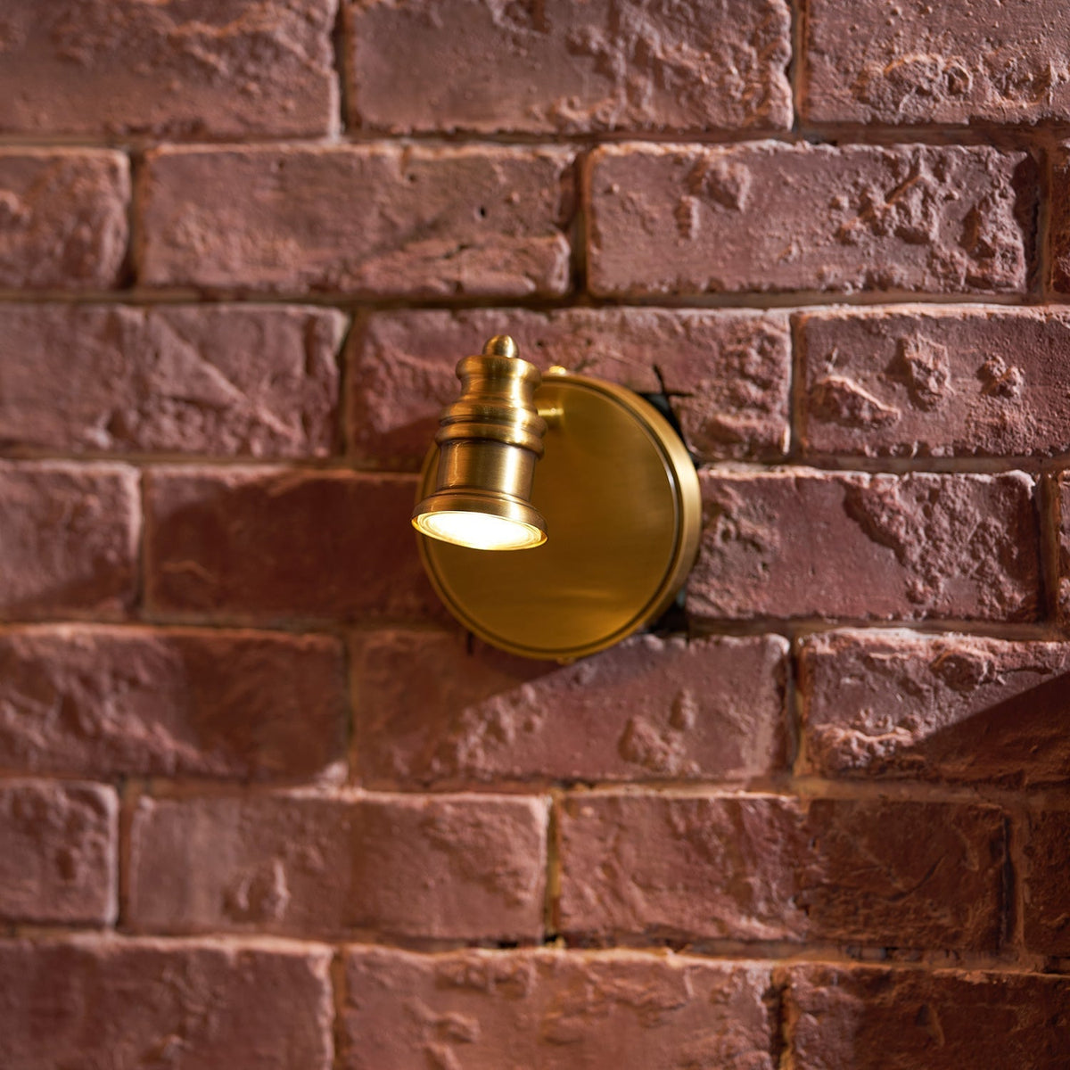 Corten aplique de pared en latón