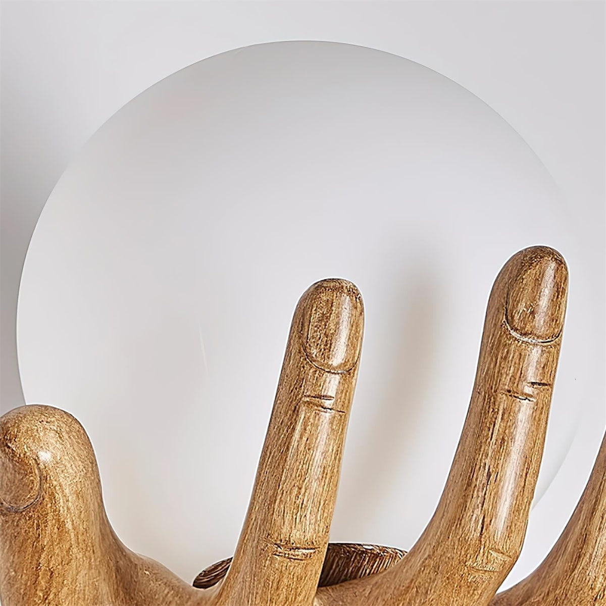 Aplique de pared con cuerpo de polímero y forma manual, pantalla esférica de madera esfera