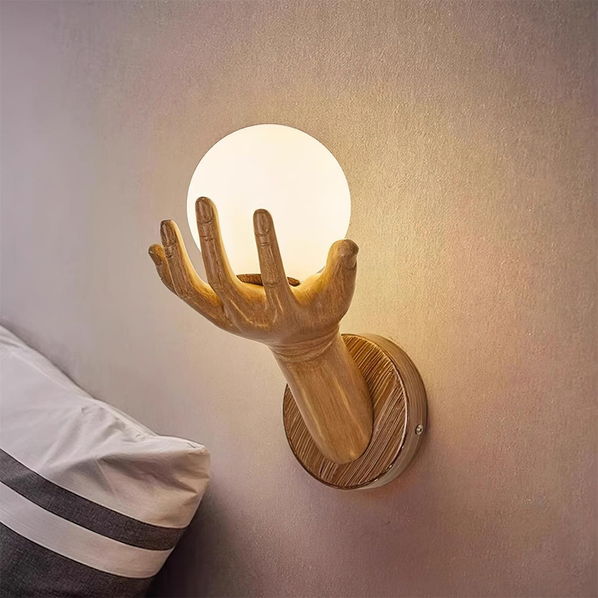 Aplique de pared con cuerpo de polímero y forma manual, pantalla esférica de madera esfera