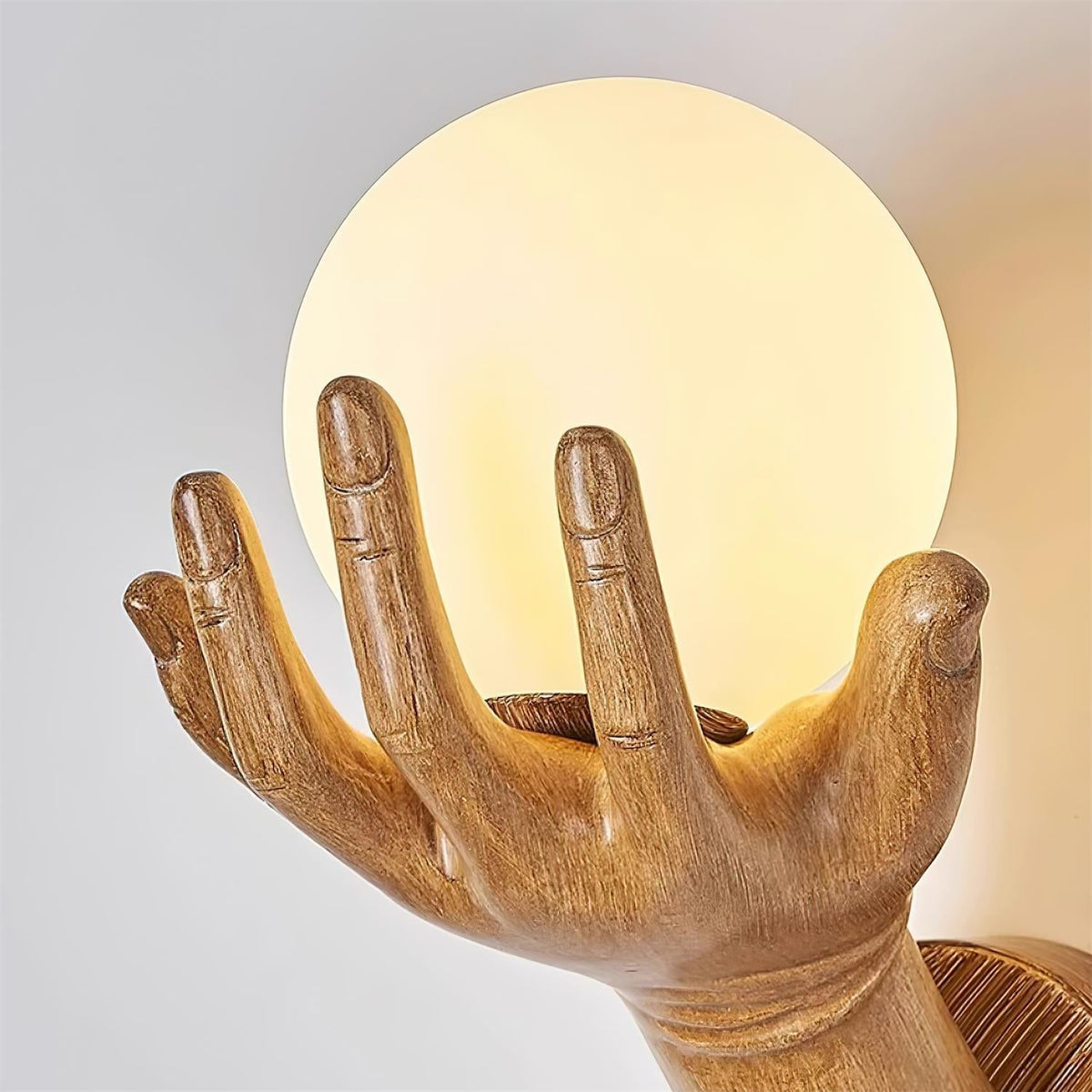 Aplique de pared con cuerpo de polímero y forma manual, pantalla esférica de madera esfera