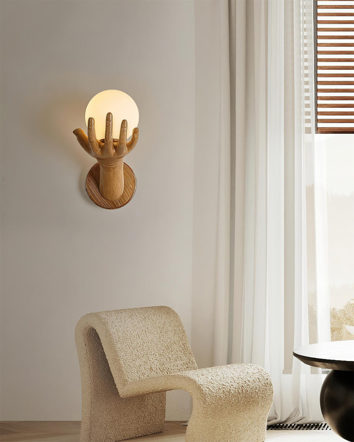Aplique de pared con cuerpo de polímero y forma manual, pantalla esférica de madera esfera
