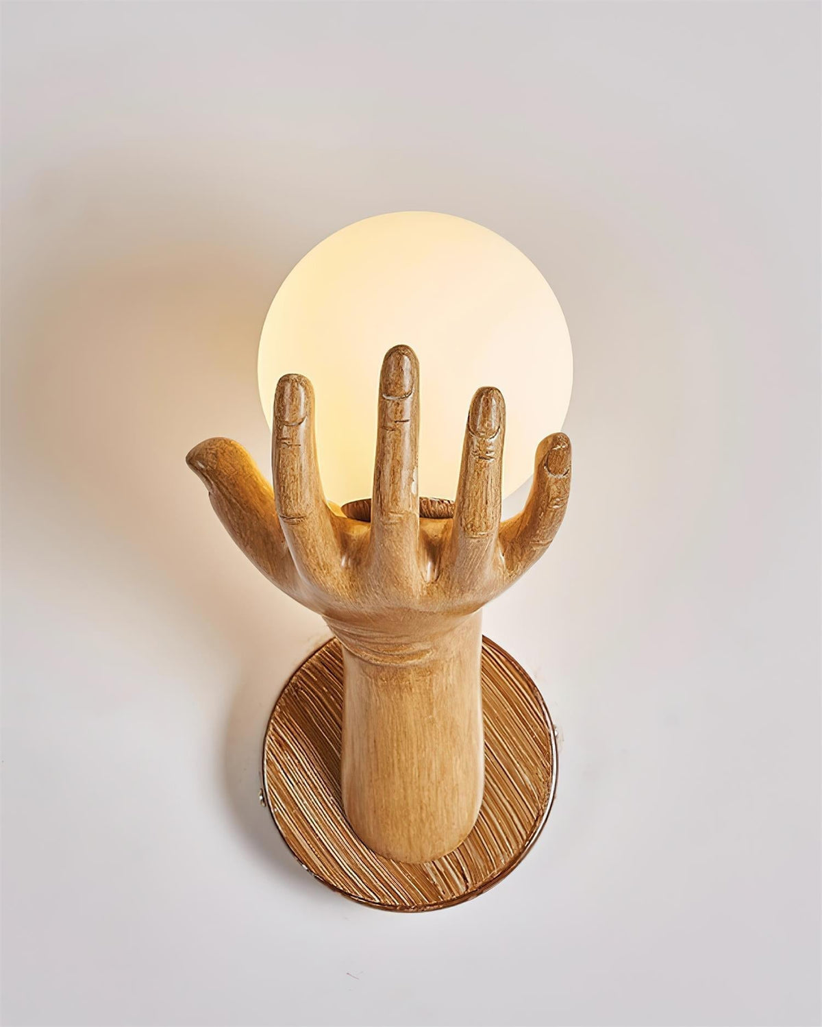 Aplique de pared con cuerpo de polímero y forma manual, pantalla esférica de madera esfera