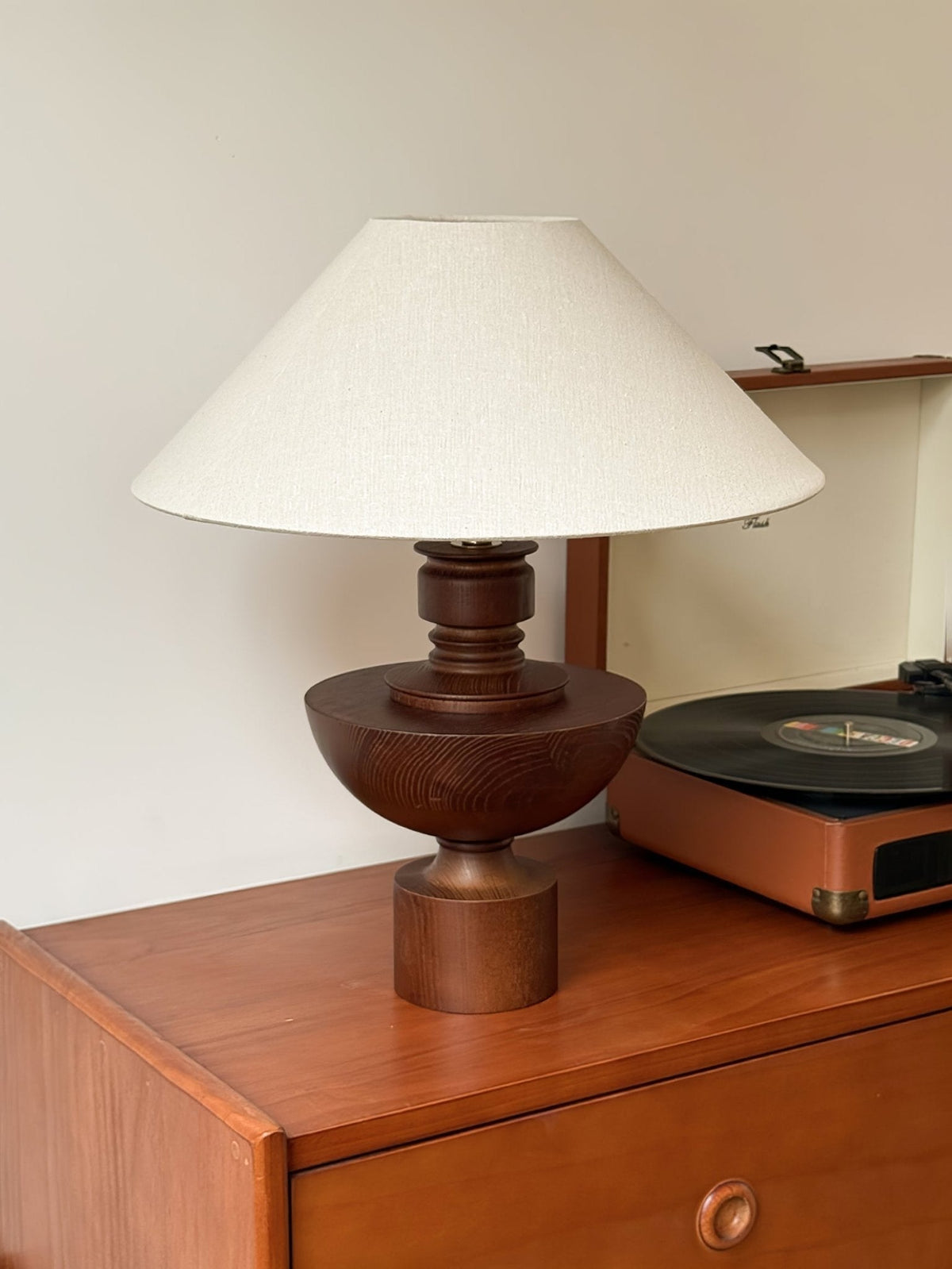 Dunell lámpara de mesa de madera y tejido vintage