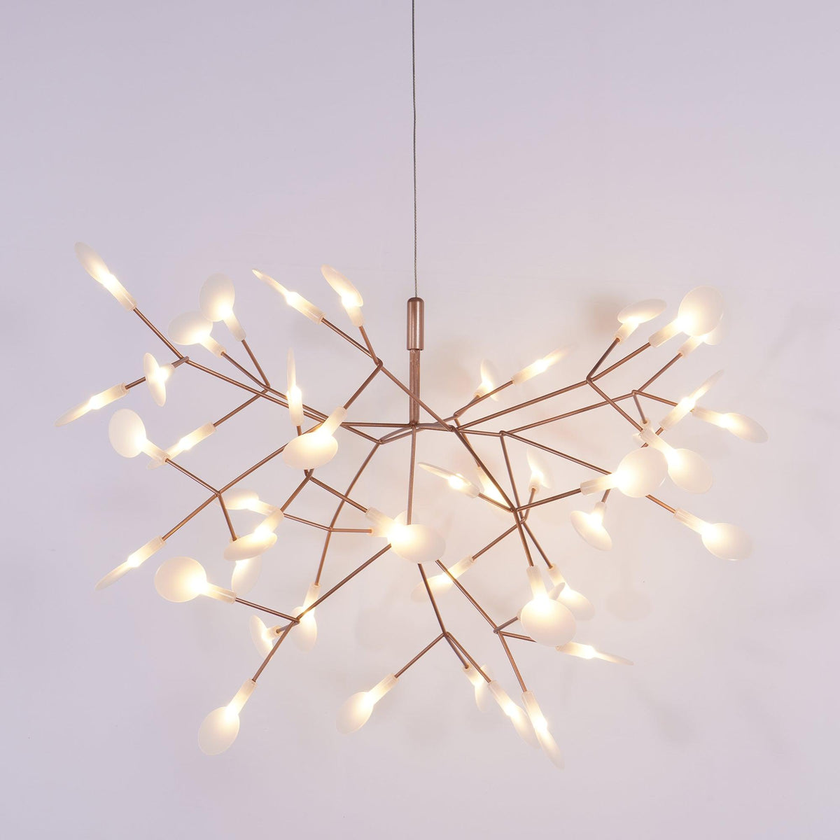 Auroreon lámpara de araña Firefly LED con rama en color dorado