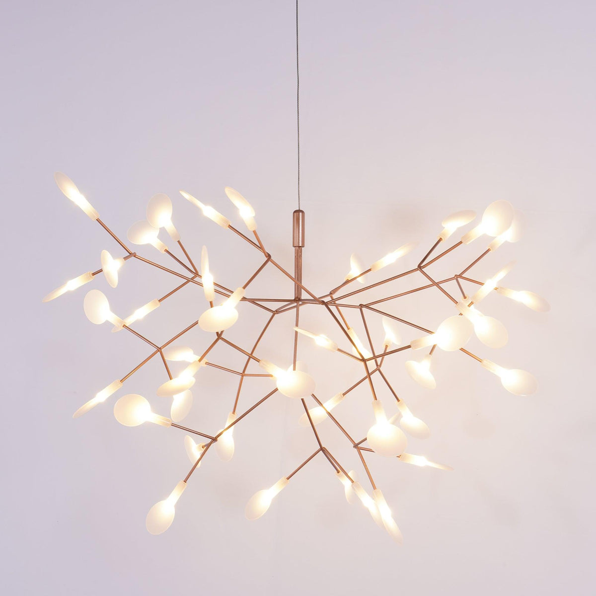 Auroreon lámpara de araña Firefly LED con rama en color dorado