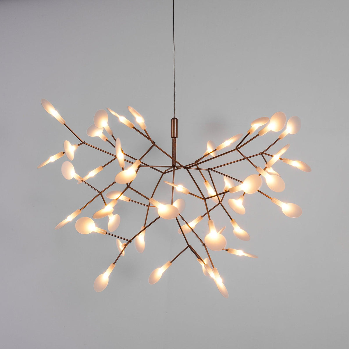 Auroreon lámpara de araña Firefly LED con rama en color dorado