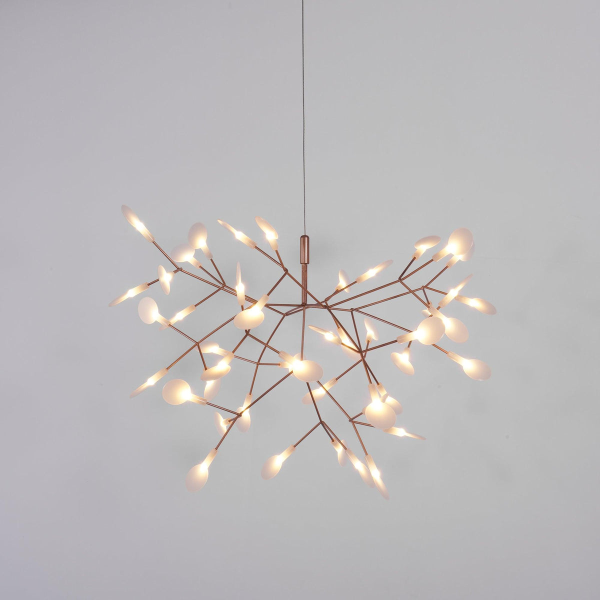 Auroreon lámpara de araña Firefly LED con rama en color dorado