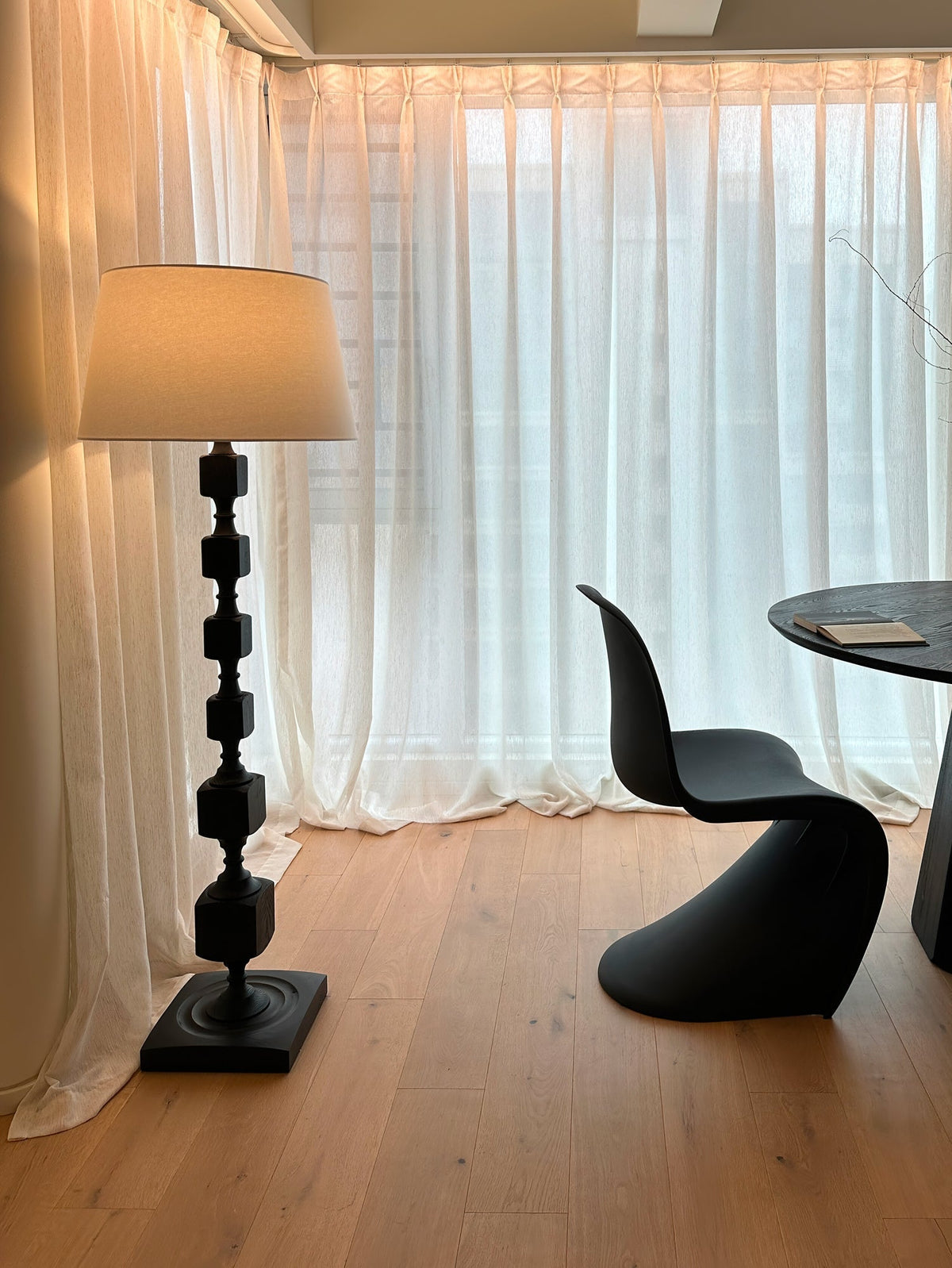 Sylarelle lámpara de pie Hexas de madera