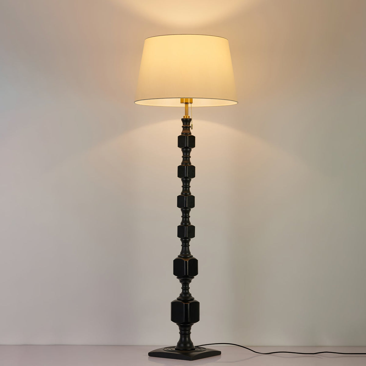 Sylarelle lámpara de pie Hexas de madera