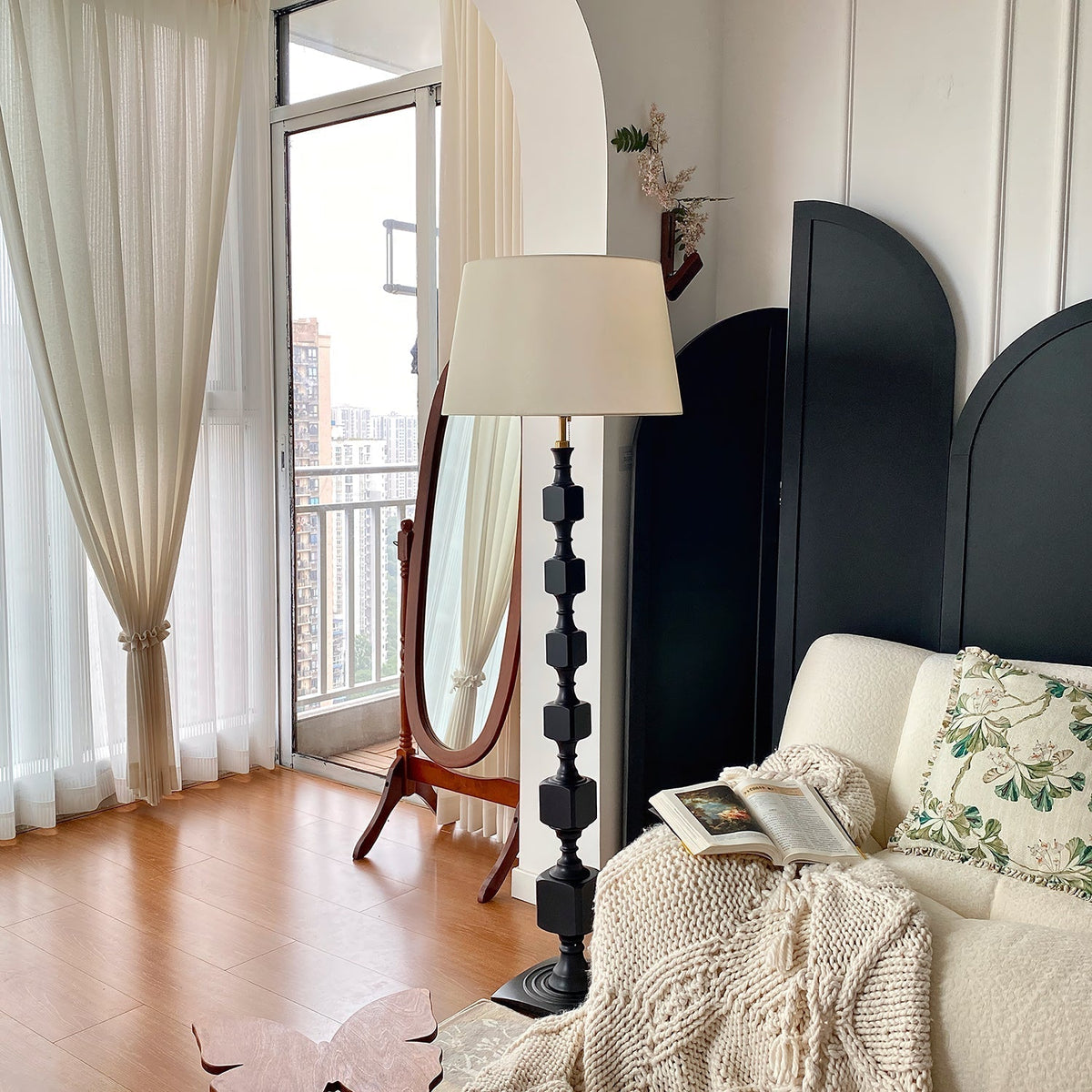 Sylarelle lámpara de pie Hexas de madera