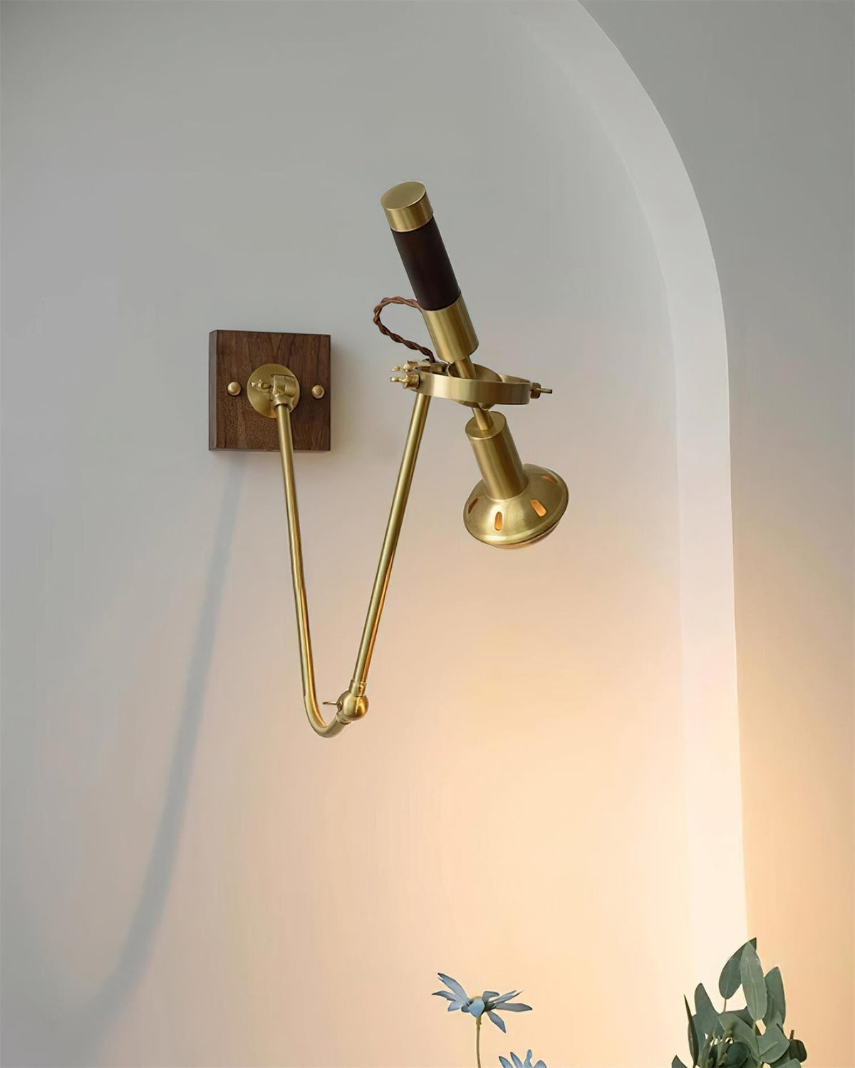 Aplique de pared ajustable de latón y nogal, estilo vintage industrial